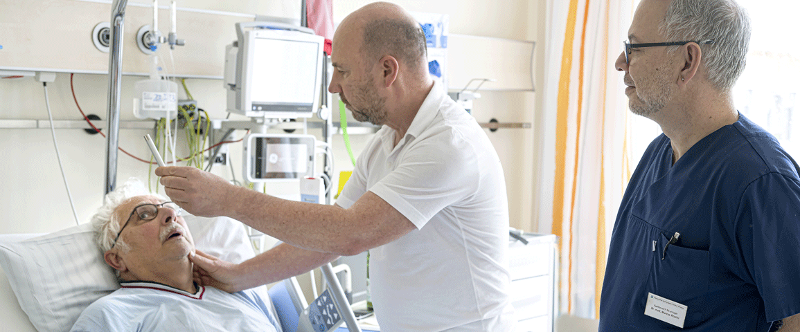 Neurologische Untersuchung Patientenbett