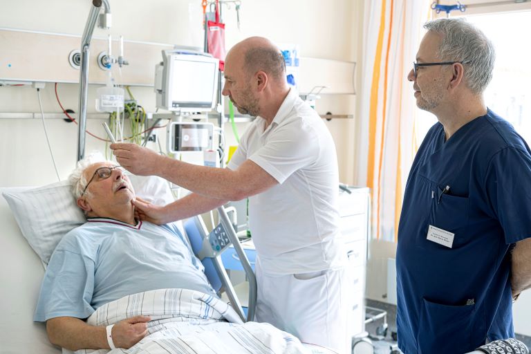 Neurologische Untersuchung Patientenbett